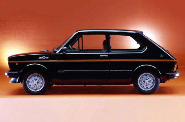 Оригиналната &bdquo;джобна ракета&ldquo; на Fiat беше представена в гамата 127 от второ поколение през 1978 година. Задвижваше се от познатия 1.05-кубиков четирицилиндров мотор, но с променена от Abarth цилиндрова глава с по-големи клапани, карбуратор с двоен дросел и изпускателна система пак на Abarth.
Визуално Fiat 127 Sport се предлагаше в сребристо, оранжево или черно и имаше различна от масовия модел предна решетка. Окачването и спирачките на автомобила също бяха подобрени.